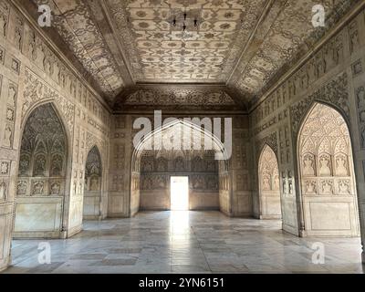 Leere Innenräume mit aufwändigen Stein- und Marmorarbeiten und Licht, das durch Fenster strömt, im Agra Fort in Rajasthan, Indien Stockfoto