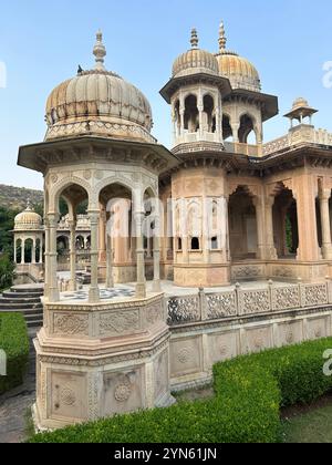 Wunderschöne Sandsteinstrukturen am königlichen Gaitor Ki Chhatriyan Denkmal in Jaipur, Indien Stockfoto