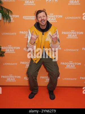 Professor Green kommt an der Paddington Bear Experience in London County Hall im Zentrum von London an. Das multisensorische interaktive Abenteuer bietet Weihnachtsdekorationen in mehreren Themenräumen, die von den Paddington Stories inspiriert sind. Bilddatum: Sonntag, 24. November 2024. Stockfoto