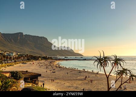 Der frühe Beginn eines Sonnenuntergangs über der Camps Bay Kapstadt Stockfoto