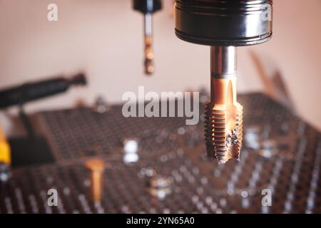 Herstellung professioneller Metallbearbeitungsmaschinen. Industriekonzept. Programmierbare moderne digitale cnc-Programmmaschine Stockfoto