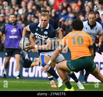 Scottish Gas Murrayfield. Edinburgh Schottland Großbritannien 24. November 24 HERBST TESTET 2024/25 Schottlands Spiel gegen Australien Duhan van der Merwe von Schottland mit 10 Noah Lolesio von Australien Credit: eric mccowat/Alamy Live News Stockfoto