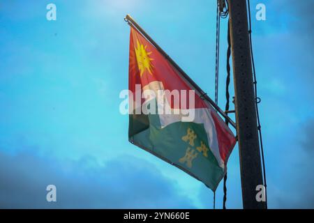 La Pola Vieya / La Pola del Pino, Spanien, 24. November 2024: Die Flagge des Rates von aller winkt aufgrund des Windes während des Orange Alert for Wind due the Storm Bert, am 24. November 2024 in La Pola Vieya / La Pola del Pino, Spanien. Quelle: Alberto Brevers / Alamy Live News. Stockfoto