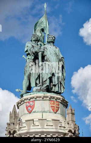 Statue von Jan Breydel und Pieter de Coninck aus dem Jahr 1887 auf dem Großen Markt in Brügge. Sie spielten eine wichtige Rolle im flämischen Widerstand gegen Frankreich. Stockfoto