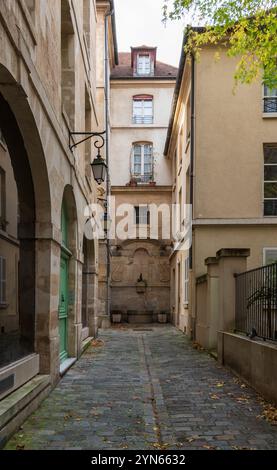 Die Eginhard-Passage mit den Überresten eines alten Brunnens im Hintergrund, Marais-Viertel, 4. Arrondissement von Paris, Frankreich Stockfoto