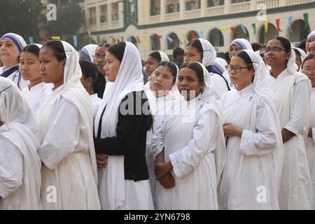 Kalkutta, Westbengalen, Indien. November 2024. Katholische Nonnen aus den Missionaren der Charity, der von der Heiligen Mutter Teresa gegründeten globalen Ordensgemeinschaft, nehmen am 24. November 2024 an der jährlichen Fronleichnamsprozession in Kalkutta Teil. (Kreditbild: © Rupak de Chowdhuri/ZUMA Press Wire) NUR REDAKTIONELLE VERWENDUNG! Nicht für kommerzielle ZWECKE! Quelle: ZUMA Press, Inc./Alamy Live News Stockfoto