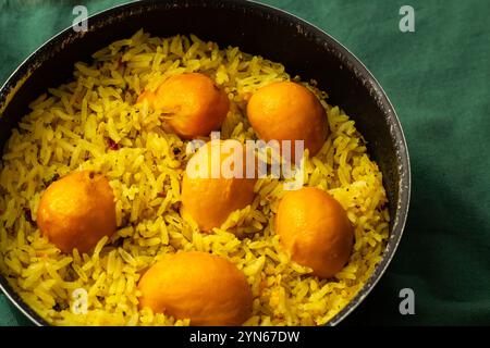 Goiania, Goias, Brasilien – 24. November 2024: Nahaufnahme eines schwarzen Topfes mit Reis und Pequi. Typisches Essen aus Goiás. Caryocar brasiliense. Stockfoto