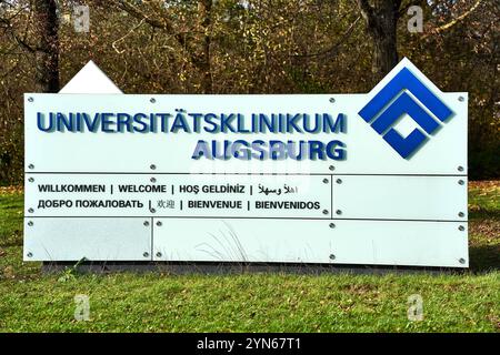 Augsburg, Bayern, Deutschland - 24. November 2024: Eingangsschild des Universitätsklinikums Augsburg begrüßt Besucher in mehreren Sprachen *** Eingangsschild des Universitätsklinikums Augsburg, das Besucher in mehreren Sprachen willkommen heißt Stockfoto