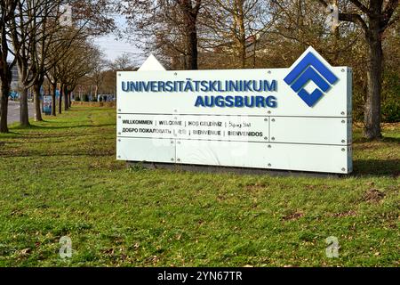 Augsburg, Bayern, Deutschland - 24. November 2024: Eingangsschild des Universitätsklinikums Augsburg begrüßt Besucher in mehreren Sprachen *** Eingangsschild des Universitätsklinikums Augsburg, das Besucher in mehreren Sprachen willkommen heißt Stockfoto