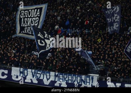 Neapel, Italien. November 2024. Napolys Anhänger beim Fußball-Spiel der Serie A zwischen Neapel und Roma im Diego Armando Maradona Stadium in Neapel, süditalien - Sonntag, den 24. November 2024. Sport - Fußball . (Foto: Alessandro Garofalo/LaPresse) Credit: LaPresse/Alamy Live News Stockfoto