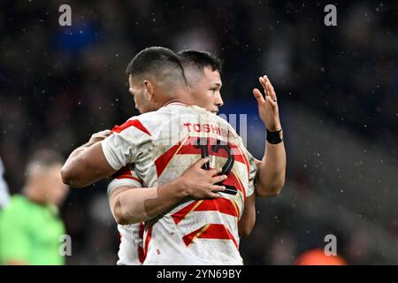 Twickenham, Vereinigtes Königreich. November 2024. Herbst International. England V Japan. Allianz Stadium. Twickenham. Siosaia Fifita (Japan, 12) und Yusuke Kajimura (Japan) am Ende des Spiels während des England V Japan Autumn International Rugby Matches im Allianz Stadium in London. Quelle: Sport In Pictures/Alamy Live News Stockfoto