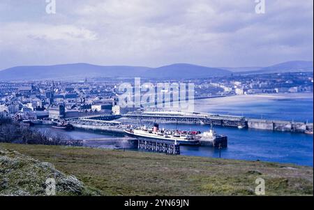 Historisches Foto des Fährschiffs, das in den 1960er Jahren im Hafen von Douglas Bay, dem Seehafen der Isle of man, vor Anker lag Stockfoto