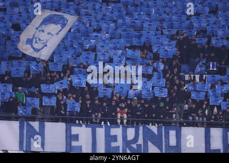 Neapel, Kampanien, ITALIEN. November 2024. Während des Fußballspiels vom 24.11.2024, gültig für die italienische Meisterschaft der Serie A - 2024/25 in Neapel im Diego Armando Maradona Stadium zwischen SSC Napoli vs AS Roma. NUR in den Supporters Neapel (Credit Image: © Fabio Sasso/ZUMA Press Wire) REDAKTIONELLE VERWENDUNG! Nicht für kommerzielle ZWECKE! Quelle: ZUMA Press, Inc./Alamy Live News Stockfoto