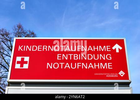 Augsburg, Bayern, Deutschland - 24. November 2024: Leitfaden zur Notaufnahme, Kindermedizin und Entbindung am Universitätsklinikum Augsburg, ein Orientierungspunkt für medizinische Notfälle und Geburtsversorgung *** Wegweiser zur Notaufnahme, Kindermedizin und Entbindung am Universitätsklinikum Augsburg, ein Orientierungspunkt für medizinische Notfälle und Geburtsversorgung Stockfoto