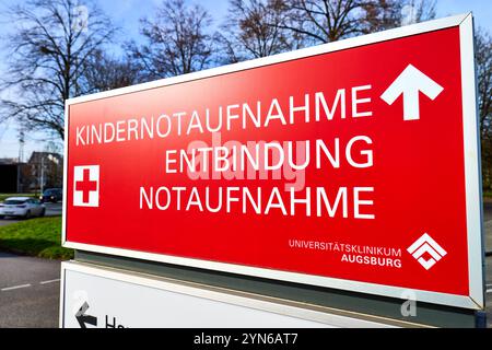 Augsburg, Bayern, Deutschland - 24. November 2024: Leitfaden zur Notaufnahme, Kindermedizin und Entbindung am Universitätsklinikum Augsburg, ein Orientierungspunkt für medizinische Notfälle und Geburtsversorgung *** Wegweiser zur Notaufnahme, Kindermedizin und Entbindung am Universitätsklinikum Augsburg, ein Orientierungspunkt für medizinische Notfälle und Geburtsversorgung Stockfoto