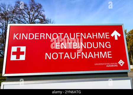 Augsburg, Bayern, Deutschland - 24. November 2024: Leitfaden zur Notaufnahme, Kindermedizin und Entbindung am Universitätsklinikum Augsburg, ein Orientierungspunkt für medizinische Notfälle und Geburtsversorgung *** Wegweiser zur Notaufnahme, Kindermedizin und Entbindung am Universitätsklinikum Augsburg, ein Orientierungspunkt für medizinische Notfälle und Geburtsversorgung Stockfoto