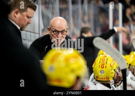 Tom Rowe (Trainer, Coach, Headcoach, Loewen Frankfurt), Nürnberg Ice Tigers vs. Loewen Frankfurt, Eishockey, Penny DEL, 19. Spieltag, 24.11.2024, Foto: Eibner-Pressefoto/Thomas Hahn Stockfoto