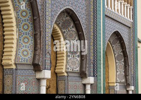 Berühmter goldener Haupteingang des Königspalastes in Fes, Marokko, Afrika Stockfoto