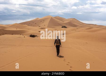 Wanderung auf der Großen Düne von Merzouga in der Erg Chebbi Wüste, marokkanische Sahara Wüste Stockfoto