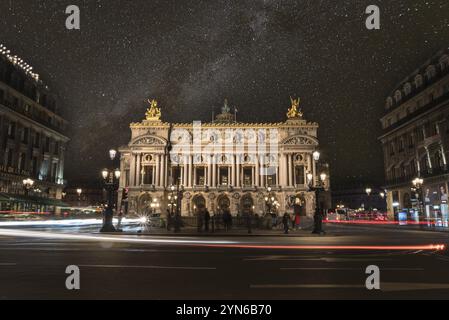 Berühmte Pariser Oper bei Nacht, Lichter des Verkehrs, der herum führt, Frankreich, Europa Stockfoto