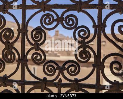 Verziertes traditionelles Fenstergitter einer berberhausruine im Stadtzentrum von Amezrou, Marokko, Afrika Stockfoto