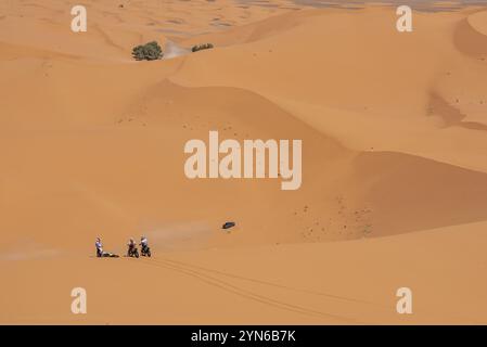 Motorradfahrer fahren im Gelände in der Wüste Erg Chebbi bei Merzouga, Marokko, Afrika Stockfoto