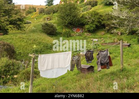 HOBBITON, NEUSEELAND, 20. JANUAR 2023, berühmtes Dorf Hobbiton in Matamata aus den Filmen der Hobbit und Herr der Ringe, Neuseeland, Ozeanien Stockfoto