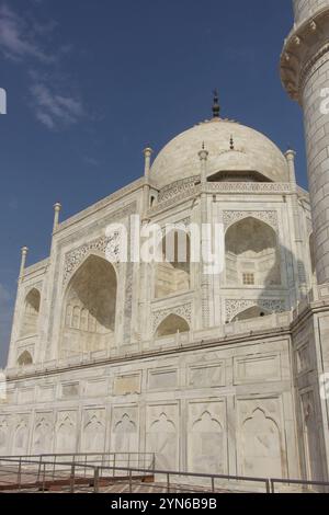Vertikale Nahaufnahme des weißen Marmors des Taj Mahal in Agra, Indien Stockfoto