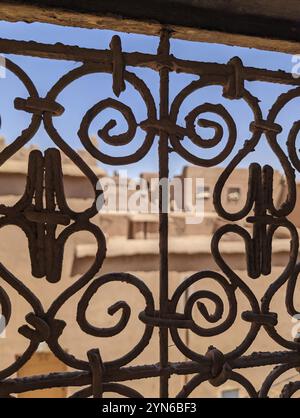 Verziertes traditionelles Fenstergitter einer berberhausruine im Stadtzentrum von Amezrou, Marokko, Afrika Stockfoto