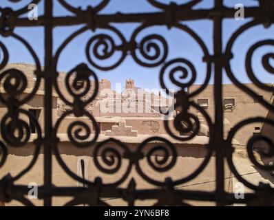 Verziertes traditionelles Fenstergitter einer berberhausruine im Stadtzentrum von Amezrou, Marokko, Afrika Stockfoto