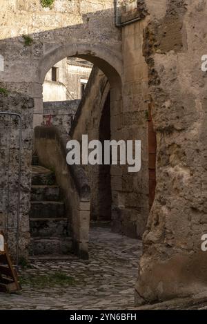 Verlassene Gasse mit Treppe in der historischen Innenstadt von Matera, Italien, Europa Stockfoto