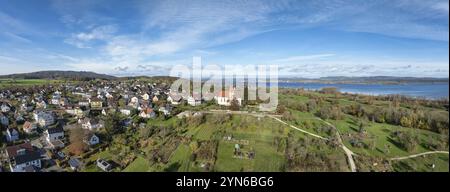 Aus der Vogelperspektive, Panorama der Gemeinde Horn auf der Halbinsel Hoeri mit der Kirche St. Johann und Vitus, Gaienhofen, Bodenseebezirk Stockfoto