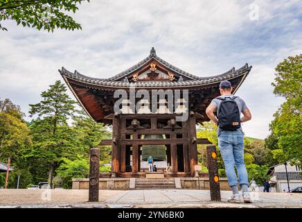 Nara, Japan - 05.06.2024: Malerischer Blick vom buddhistischen Todaiji-Tempelkomplex mit Todai-JI Shoro (Glockenturm) in Nara, Japan. Stockfoto