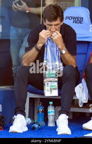 Asuncion, Paraguay. 23. November 2024: Gustavo Costas, Cheftrainer des argentinischen Racing Clubs, küsst ein religiöses Image als Zeichen des Glücks vor dem Endspiel der CONMEBOL Copa Sudamericana gegen den brasilianischen Cruzeiro im La Nueva Olla Stadion in Asuncion, Paraguay, am 23. November 2024. Racing Club wird Champion, nachdem er Cruzeiro aus Brasilien mit 3:1 besiegt hat. Quelle: Alejandro Pagni/Alamy Live News Stockfoto