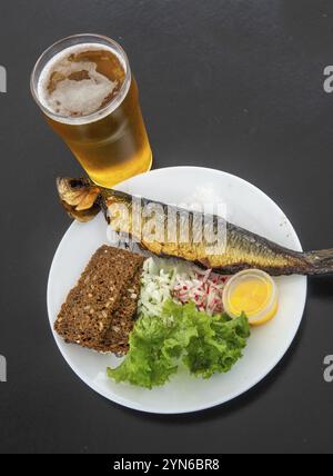 Traditionelles Bornholmer Gericht: Räucherfisch, Roggenbrot, Gemüse und Bier in Gudhjem, Bornholm, Ostsee, Dänemark, Skandinavien, Europa Stockfoto