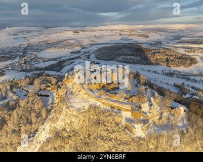 Aus der Vogelperspektive auf den schneebedeckten Hegau-Vulkan Hohentwiel mit Deutschlands größter Burgruine an einem kalten Wintermorgen, bei Sonnenaufgang, links die Mun Stockfoto