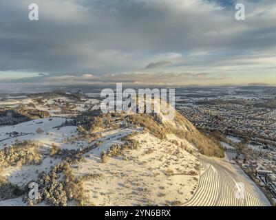 Aus der Vogelperspektive auf den schneebedeckten Hegau-Vulkan Hohentwiel mit Deutschlands größter Burgruine an einem Wintermorgen bei Sonnenaufgang, davor Deutschlands größte Burgruine Stockfoto