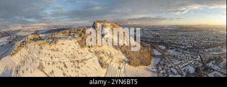 Aus der Vogelperspektive, Panorama des schneebedeckten Hegau-Vulkans Hohentwiel mit Deutschlands größter Burgruine an einem kalten Wintermorgen, bei Sonnenaufgang, davor Stockfoto