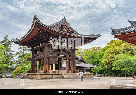 Nara, Japan - 05.06.2024: Malerischer Blick vom buddhistischen Todaiji-Tempelkomplex mit Todai-JI Shoro (Glockenturm) in Nara, Japan. Stockfoto