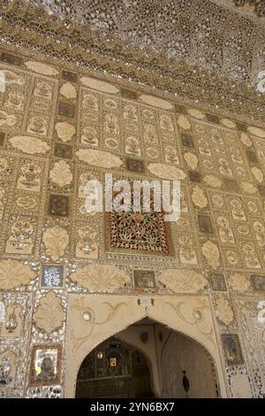 Nahaufnahme der komplexen Wandgestaltung in der Spiegelhalle im Amber Fort in Jaipur, Indien Stockfoto