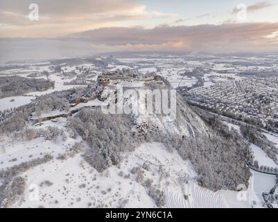 Aus der Vogelperspektive auf den schneebedeckten Hegau-Vulkan Hohentwiel mit Deutschlands größter Burgruine an einem kalten Wintermorgen, vor Sonnenaufgang, umgeben Stockfoto