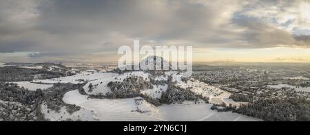 Aus der Vogelperspektive, Panorama auf den schneebedeckten Hegau-Vulkan Hohentwiel mit Deutschlands größter Burgruine bei Sonnenaufgang, davor Deutschlands höchstem VI Stockfoto