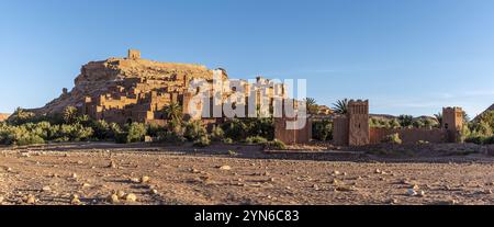 Sonnenaufgang über der wunderschönen historischen Stadt Ait Ben Haddou in Marokko, der berühmten Berberstadt mit vielen Kasbahs aus Lehm, die zum UNESCO-Weltkulturerbe gehört Stockfoto