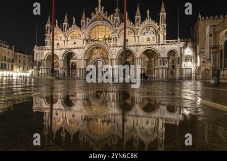 Spiegel der Basilika San Marco bei Nacht, Venedig, Italien, Europa Stockfoto