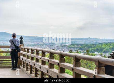 Rückansicht eines Touristen auf dem Balkon der Todai-JI Nigatsu-Do Tempelhalle in Nara, Japan. Japanische malerische Landschaft Stockfoto