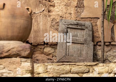Wunderschöne alte Fensterläden, die sich an einer Fassade eines Hauses in Agadir, Marokko, Afrika lehnen Stockfoto