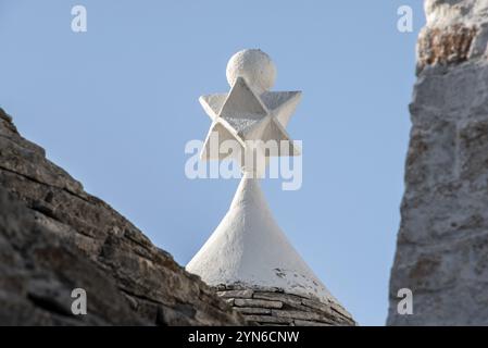 Berühmte Wohnhäuser im historischen Trulli-Viertel in Alberobello, Italien, Europa Stockfoto