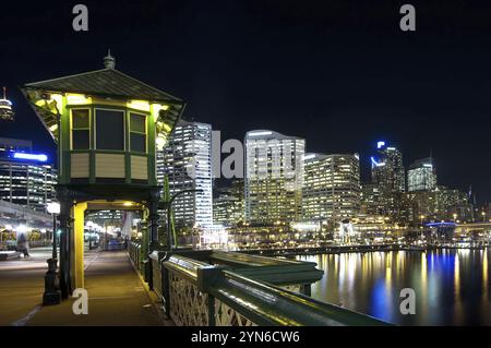 Skyline von Sydney mit Hafen bei Nacht Sydney, Australien, Australien, Ozeanien Stockfoto