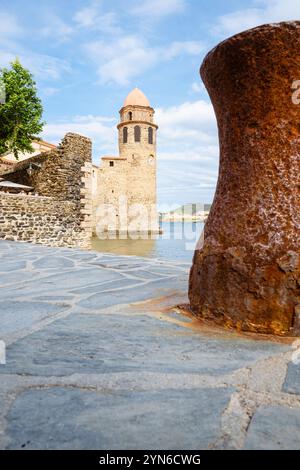 Kirche hinter dem Poller am Hafenpier in der Altstadt von Collioure, Cote Vermeille, Languedoc-Roussillon, Frankreich Stockfoto