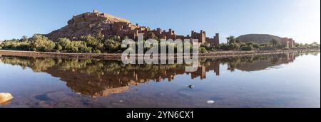 Sonnenaufgang über der wunderschönen historischen Stadt Ait Ben Haddou in Marokko, der berühmten Berberstadt mit vielen Kasbahs aus Lehm, die zum UNESCO-Weltkulturerbe gehört Stockfoto